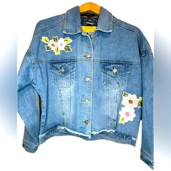 Oversized Forever 21 Jean Jacket Floral Embroidery Country Chic cute Size Small - Picture 1 of 13